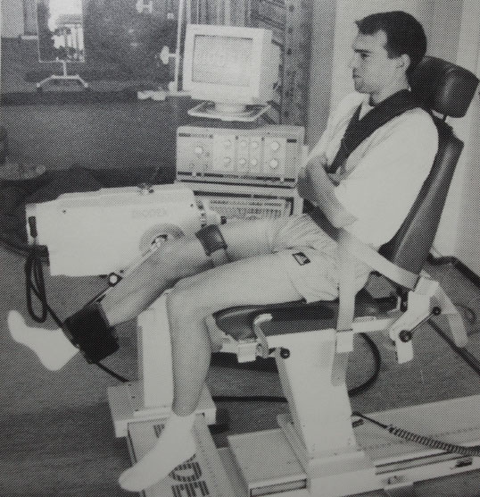 Bild 1: Das Biodex 2000 misst die Kraftleistungsfähigkeit des Probanden im Bein.