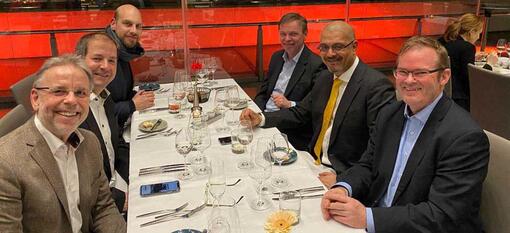 PMI German Chapter Vorstand mit Sunil Prashara, CEO und President des PMI Sunil Prashara, CEO und President des PMI (zweiter von rechts) traf sich im Berliner Reichstag mit Mitgliedern des neuen Germany Chapter e.V. Von links nach rechts: Thomas Wuttke, Jens Liebold, Stephan Wolter, Wolfgang Friesike und Jörg Glunde